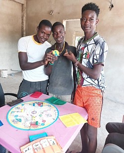 Builders playing the Dipeo game, Bamako, Mali